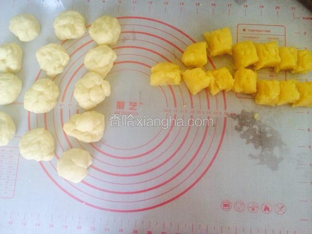 待面团发酵至2.5倍大，排气，分割成40g每个的小面团。把奶黄馅儿也分割均匀。