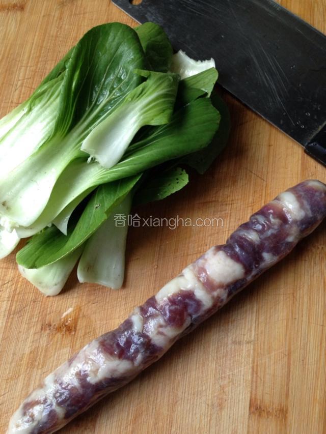 如图所示：青菜  香肠洗干净