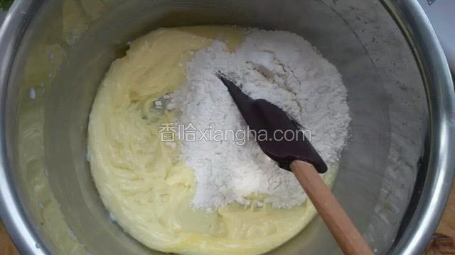 放入低筋面粉，用像皮刮刀翻拌匀