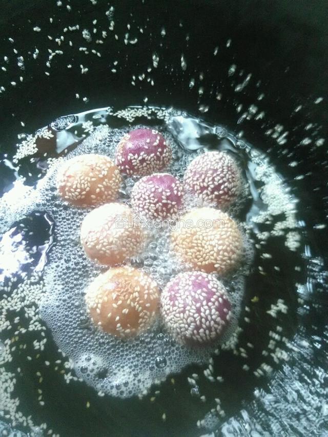 
凉油下锅，小火炸至定型时晃晃锅，用漏勺轻轻翻转麻团，一旦麻团鼓起，用勺背压一下，直到炸至两面金黄捞起沥干油