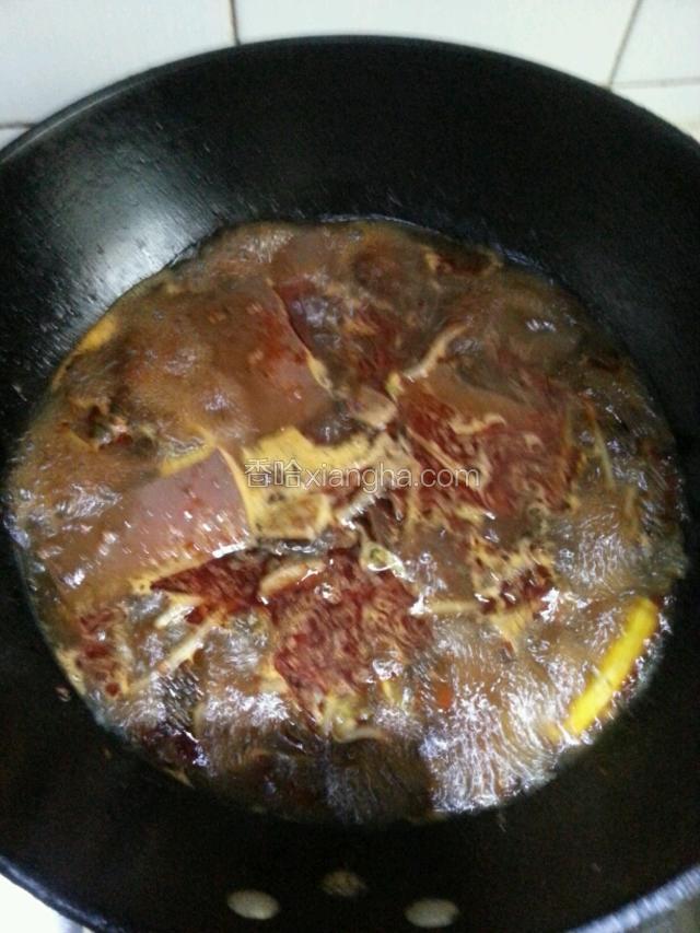 再倒入毛肚，鸭血，煮5分钟，放入提前煮好的鸡蛋，午餐肉煮1分钟后捞出。