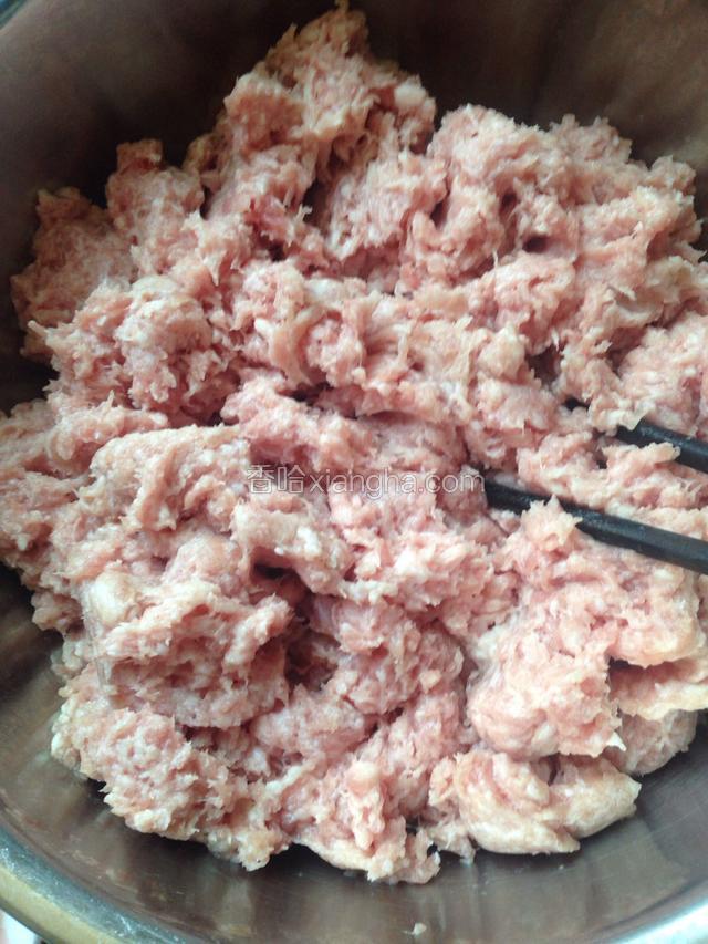 如图所示：用一个大一点的干净容器装入准备好的肉末