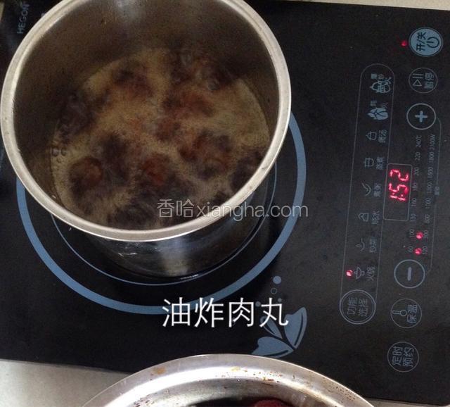如图所示：电磁炉上置一个油锅，加入多一点的食用油，油烧热后改小火，用勺子或者手把肉馅摔打成圆形后放入油锅里炸，炸至发黄后捞出来沥干油。
因为炸肉圆的时候只有我一个人操作，不方便拍照，所以只能简单拍一张。
