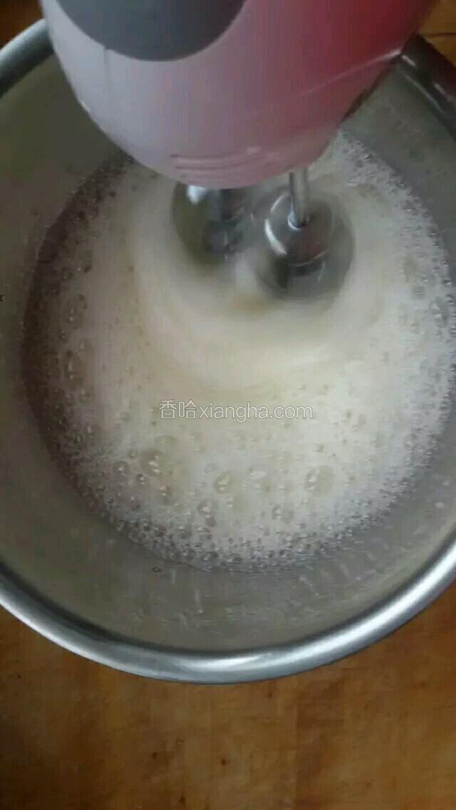 蛋白加入塔塔粉，用电动打蛋器高速打至有泡泡