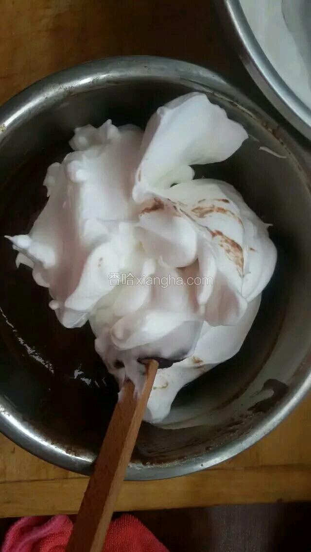 切入一半蛋白放入蛋黄糊中，用橡皮刮刀翻拌均匀