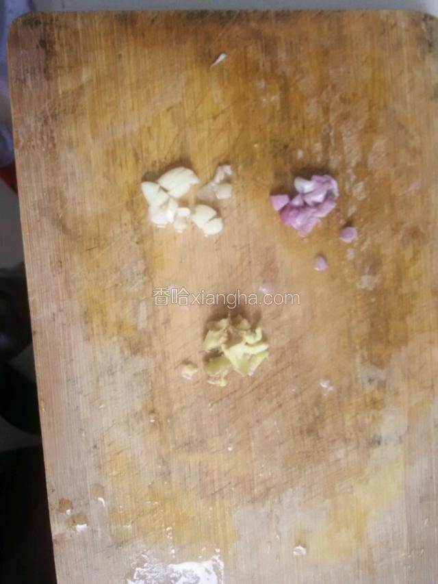 葱、姜、蒜洗净，切末，备用