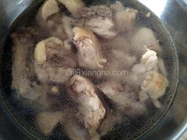 火稍稍调小，放两大匙料酒，继续煮3-5分钟。之后捞在冷水盆里；