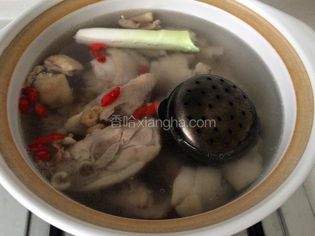 把料盒放在砂锅里，再把清洗好的海米、枸杞也放在里面，还有葱段，盖盖烧开；
