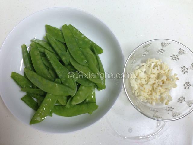 荷兰豆去筋洗净备用，大蒜切碎备用