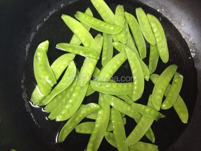 锅内放水，放少许盐，两滴香油，将荷兰豆放进去焯水！水开后，半分钟的样子捞出沥干水！