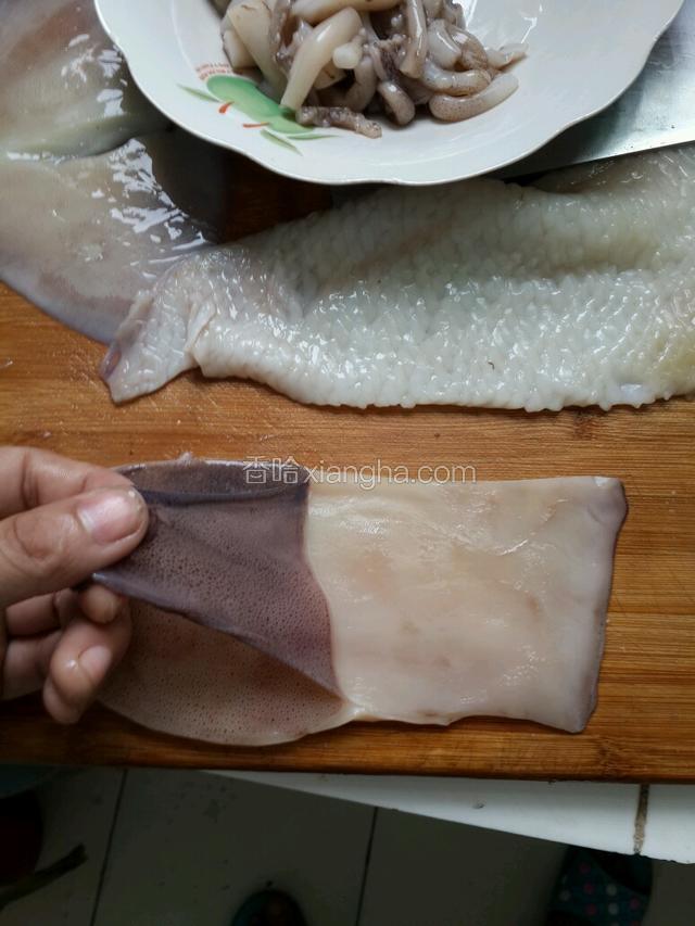 鱿鱼杀完后把那层薄膜撕下，切花刀。花刀切在里面。