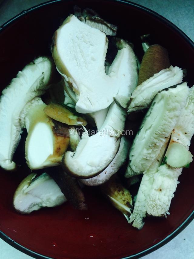 鲜香菇洗净切片