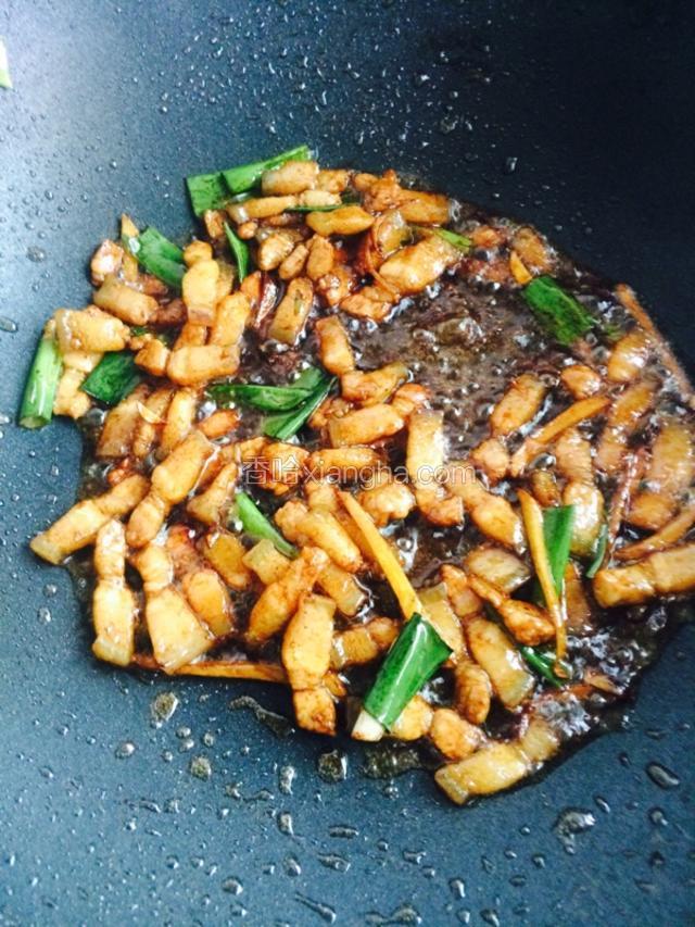 放料酒和酱油 翻炒至上色