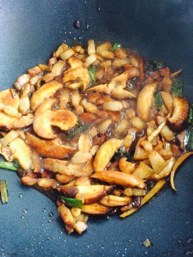 放入香菇 可加少许水