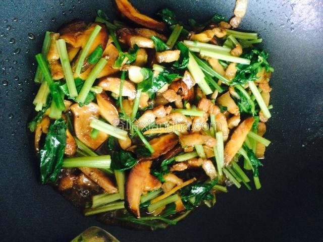 香菇变软后 放入芹菜
