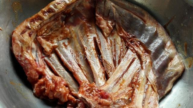 两面都抹上盐，食用油，烧烤酱，用手按摩片刻使之都均匀抹上调料入味，腌制一小时！