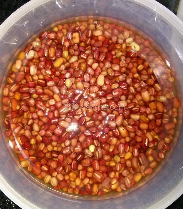 红豆洗净，清水泡4小时