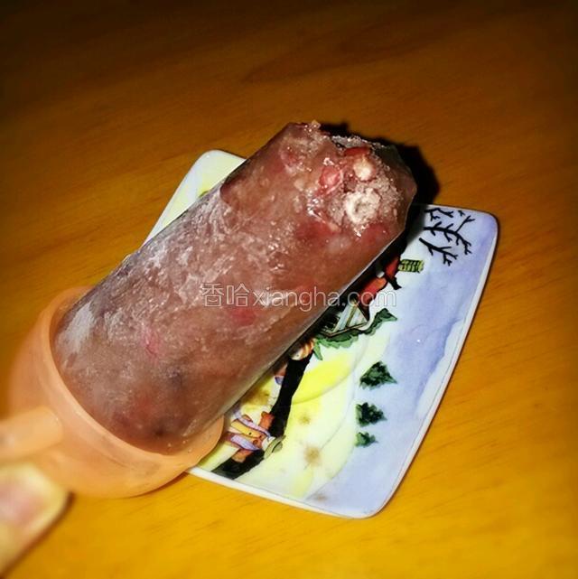 咬一口，绵绵的，沙沙的，跟小时候吃的红豆冰棍一样样的