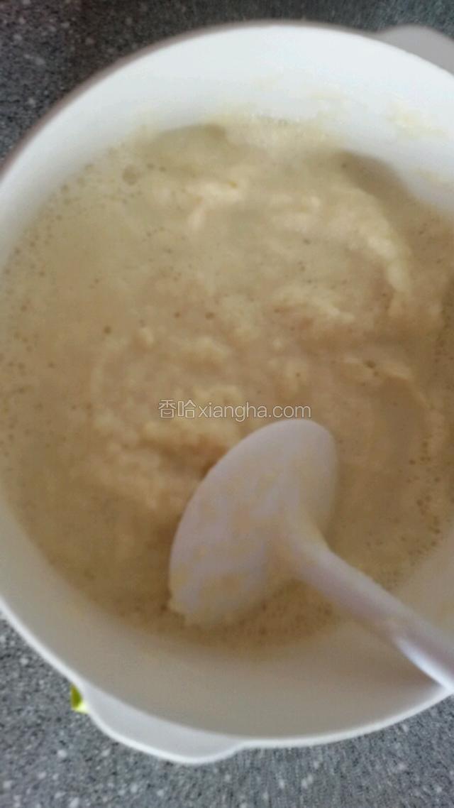 用过滤网过滤出豆渣和豆浆放晾备用