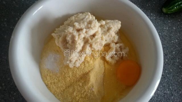 盆中放入玉米面，豆渣，鸡蛋和一点点小苏打