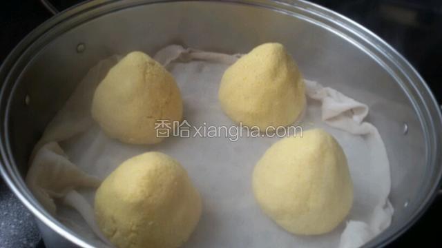 锅中加水，放块豆包布，开锅码上窝头盖上盖，大火蒸半小时即可