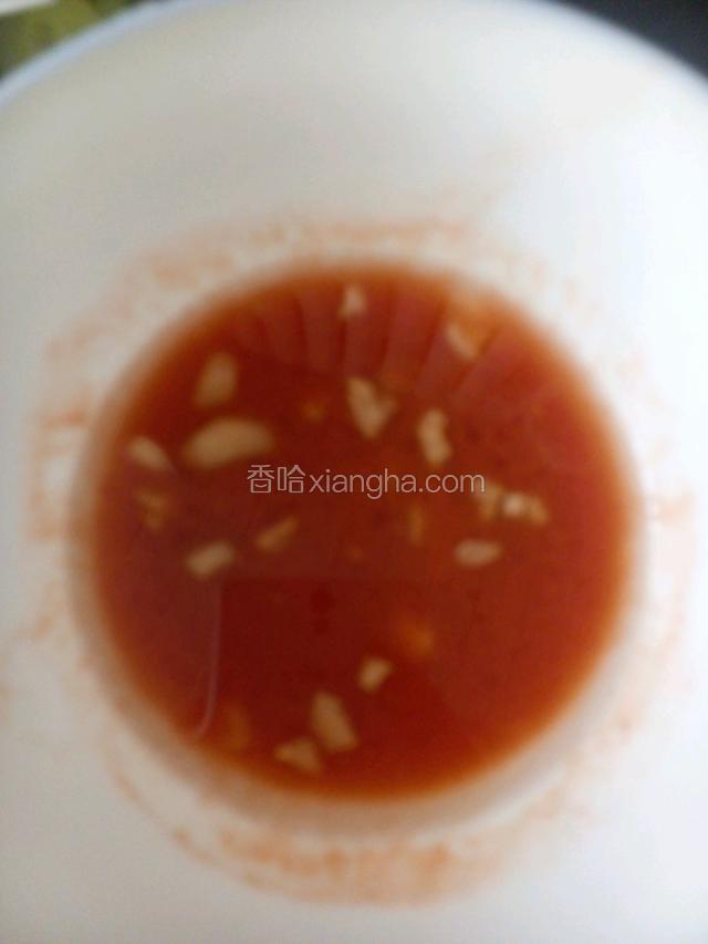 番茄酱与水、鸡粉、盐、白砂一起搅匀，预热炒锅下点油，下蒜蓉炝香，再下调汁煮开
