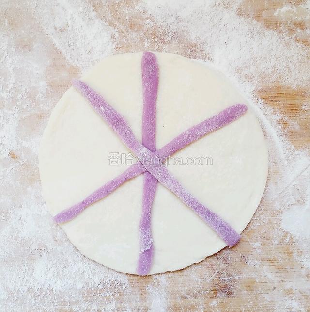 取一点紫薯和面混合揉成的面，搓成很细的装饰条，成米子贴在面片上