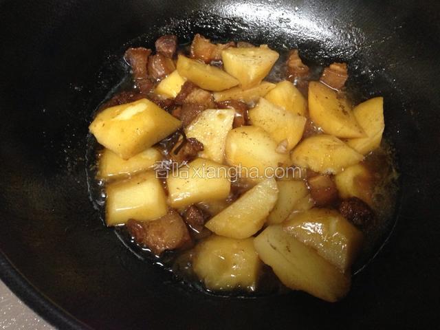土豆继续炖煮10分钟后，放大火收汤汁