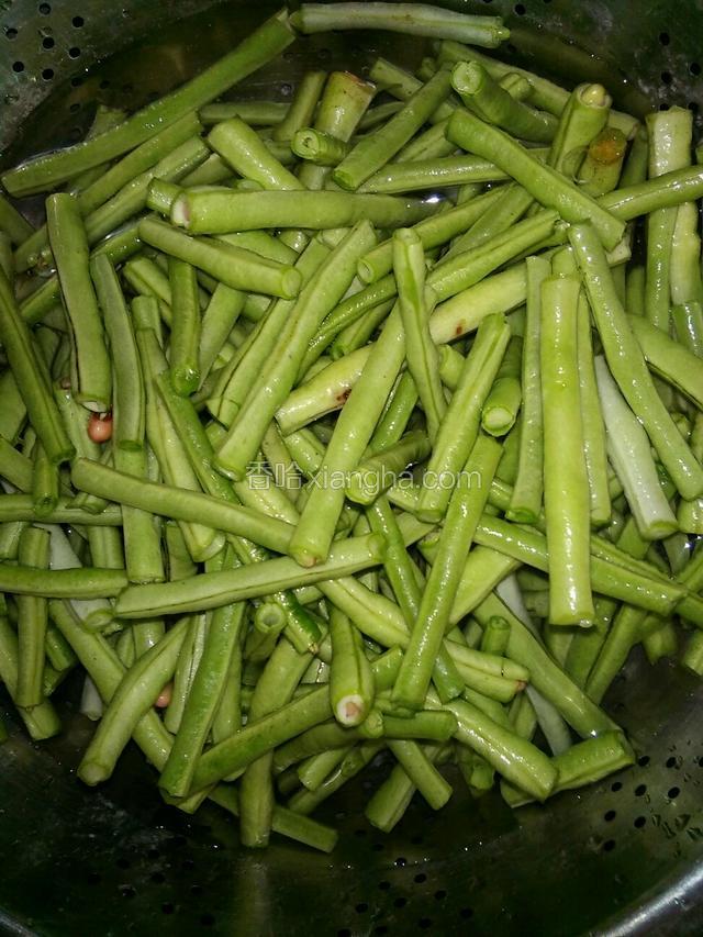 豆角掰成小节洗净