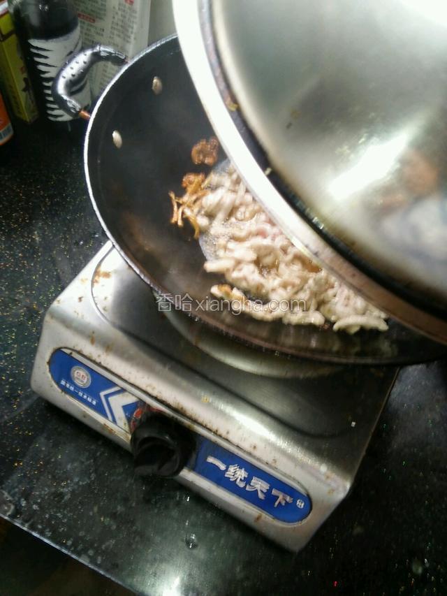 下锅翻炒猪肉，猪肉泛白时可倒入豆角，（别怪我镜头拉的远，我怕油）。
