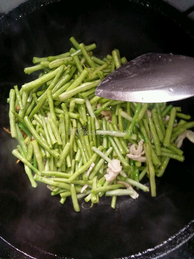 倒入豆角大火翻炒