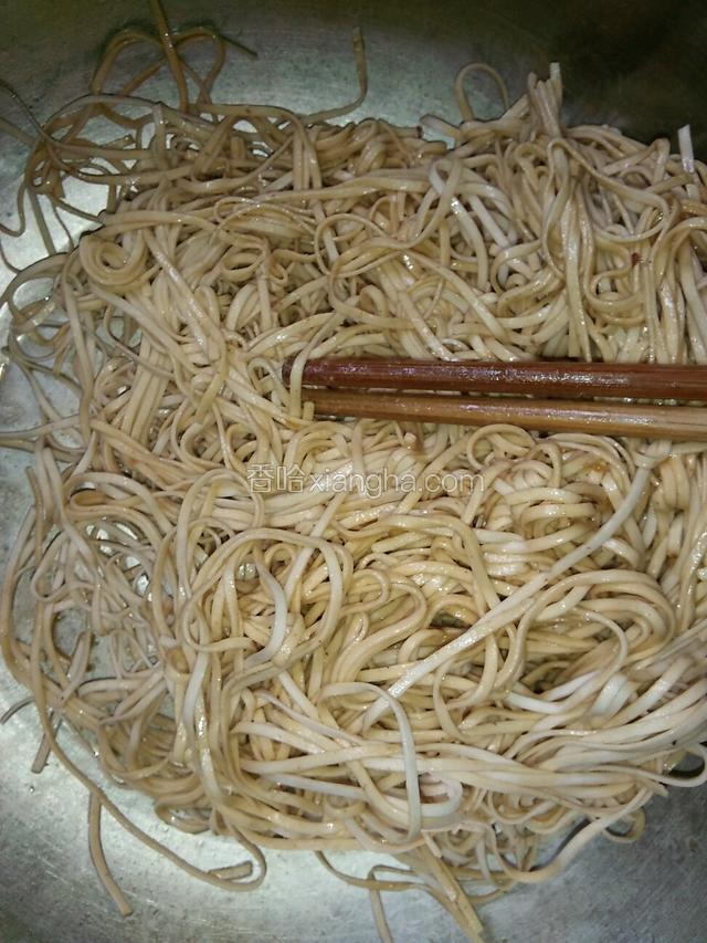 将刚刚烧好的菜汁倒入面条搅拌开，（稍微一些菜汁即可）