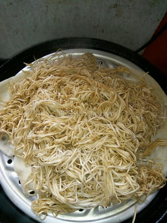 面条上锅蒸约10分钟即可