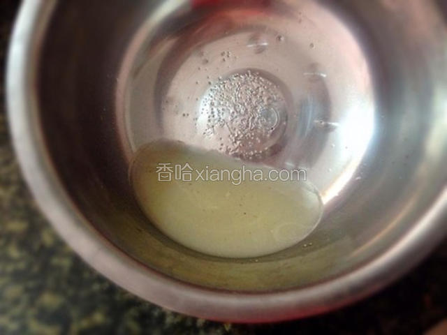 在碗里放盐，鸡精，加一点点冷水搅拌开