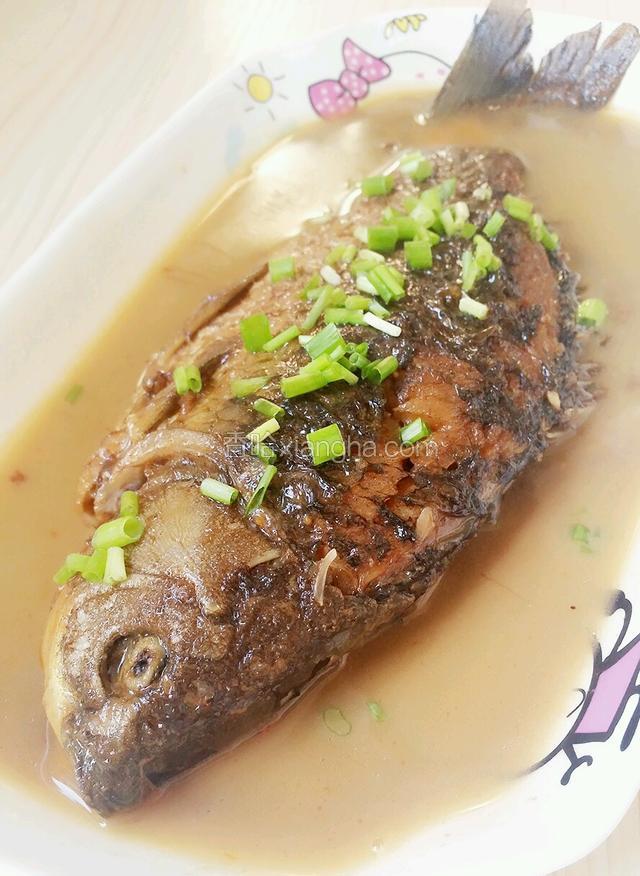 炖鲫鱼