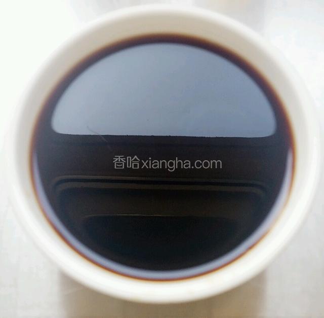 将酱油，料酒，盐，醋倒入碗中，再加些说，调汁备用