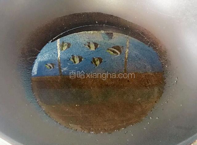 锅中多倒些油，烧热