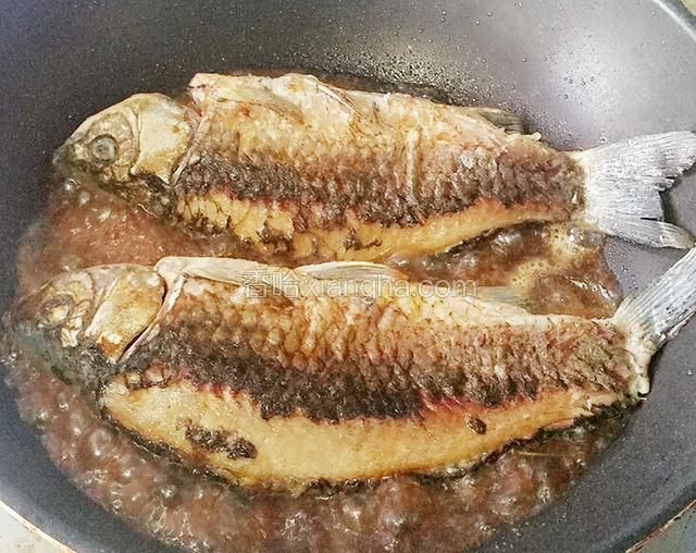 煸至两面焦黄