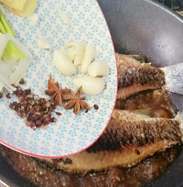 倒入葱姜蒜，大料，花椒和十三香
