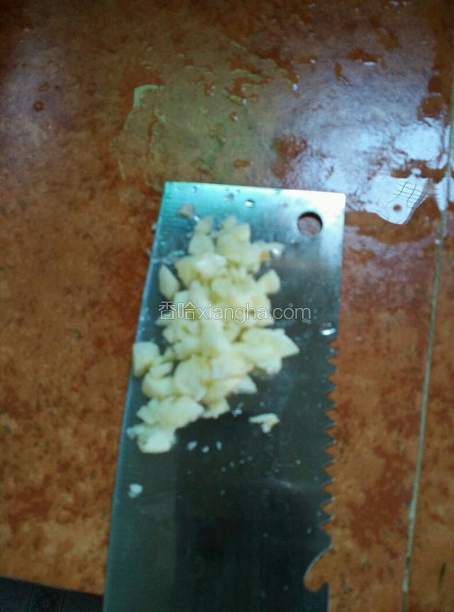 把蒜头先拍一下再切碎