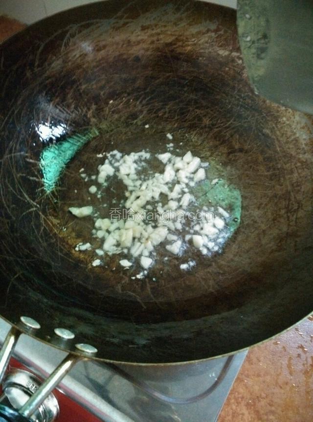 烧热油锅再把蒜蓉倒进锅里炸成金有点金黄色
