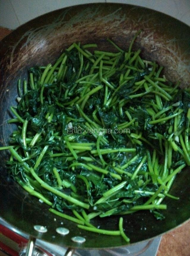 然后再把红薯叶倒进锅里一起炒，差不多熟了就放盐