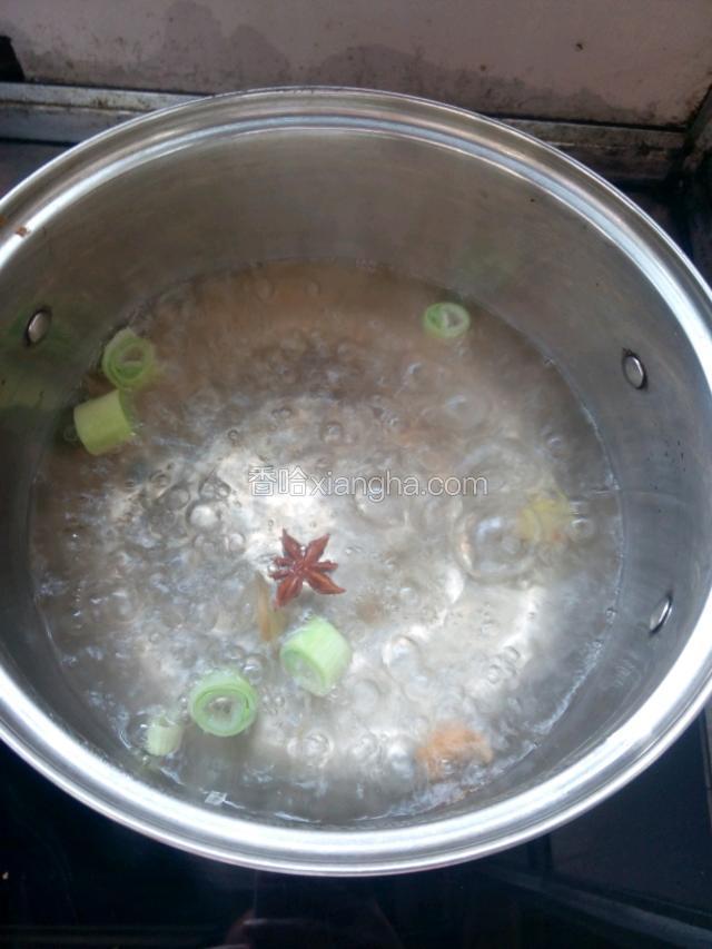 锅内加清水，放入葱段，姜片，八角，料酒，