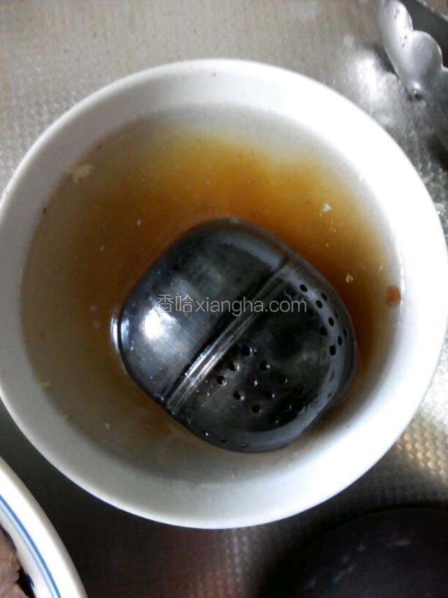将花椒，大料，桂皮，丁香，香叶，肉蔻，白芷，小茴香，香果，辣椒装入调料盒