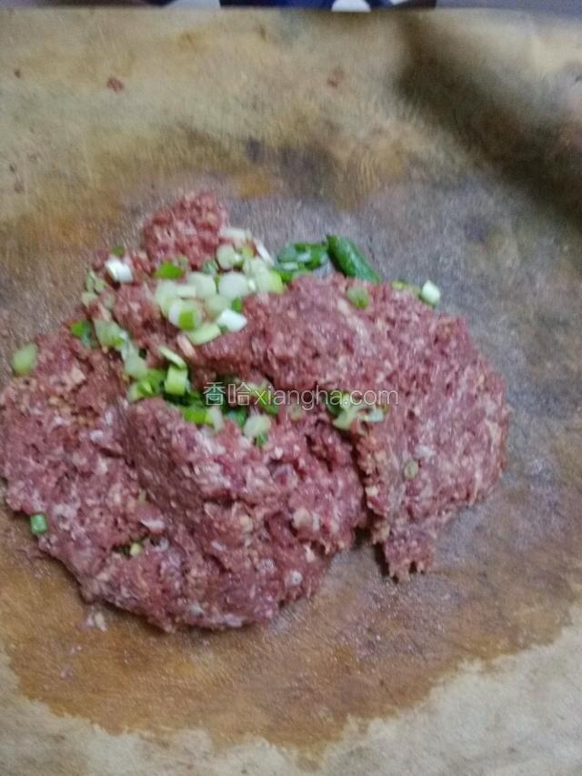 牛肉，大葱，姜，洗净，剁碎