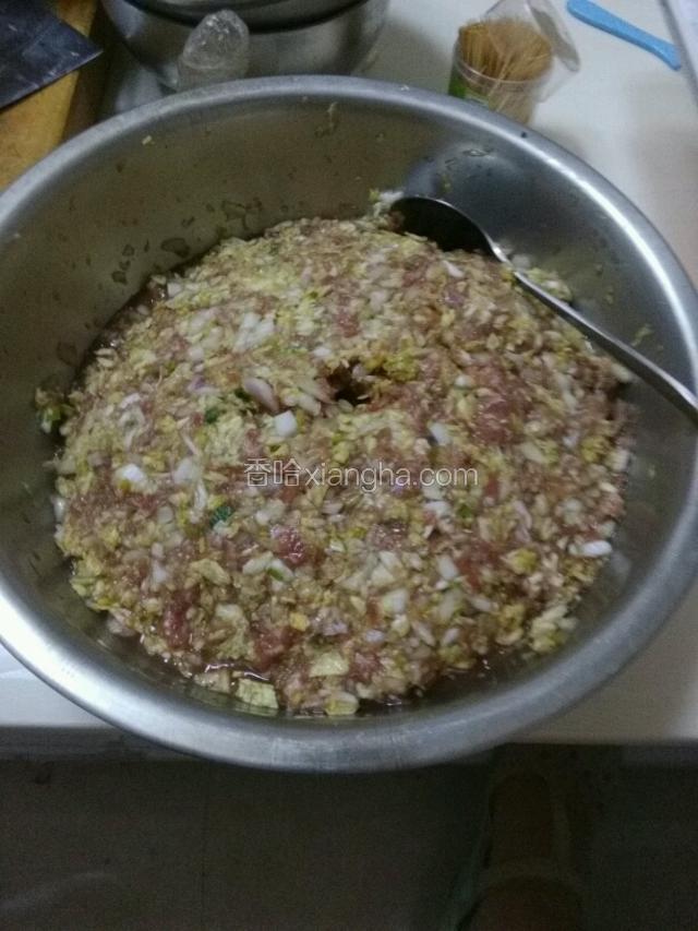牛肉，大葱，洋葱，大白菜，姜拌到一起，继续剁剁，盘好就行了