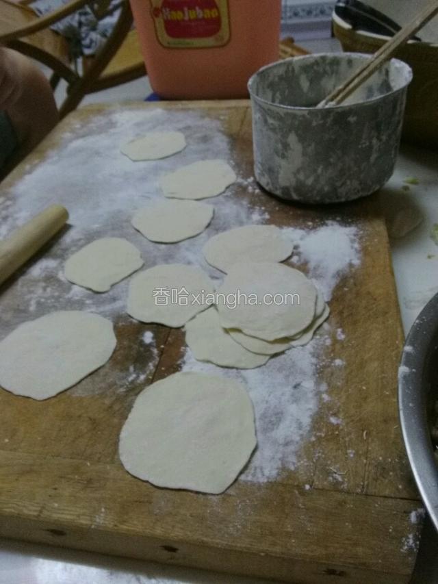 擀好皮就可以包了