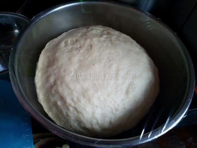 1.在揉好的面团中加入黄油，继续揉 直至揉成不沾手的面团（因所选面粉不同，稀了可加面，干了加些水）
2.盖上保鲜膜醒发40分钟（现在天气热，为了发酵速度快 ，水我是加热过的）
