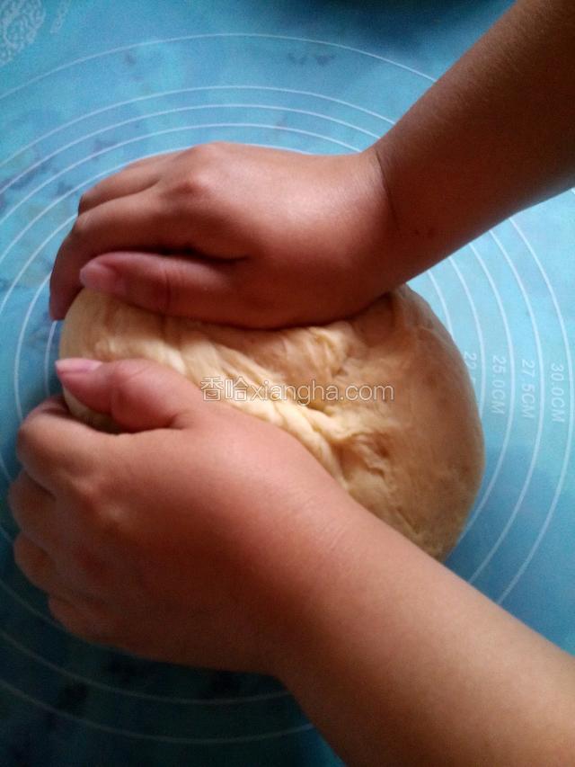 将面团取出 揉搓排气