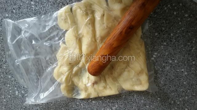 放入保鲜袋，用擀面杖擀成泥